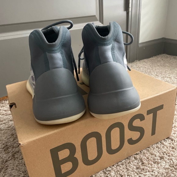 Yeezy Quantum ‘Mono Carbon’ Men’s Size 8.5 - Picture 3 of 4